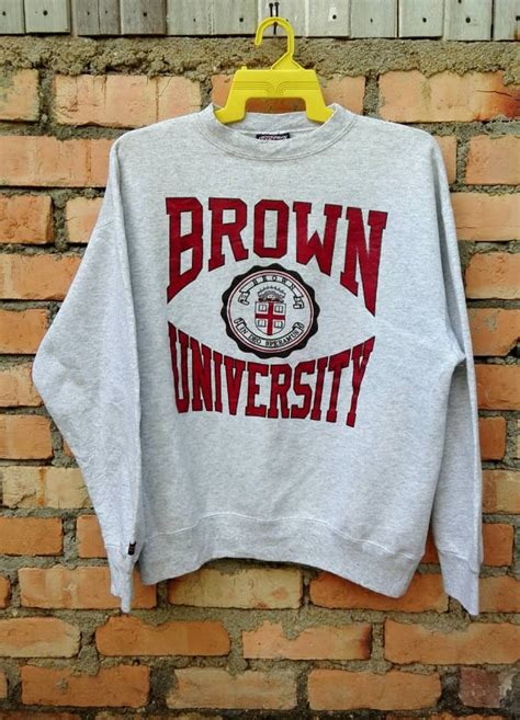 5 Ways To Style A Vintage Brown University Sweatshirt