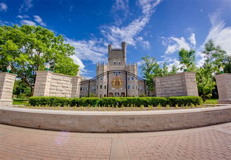 Exploring Eastern Illinois Universitys Campus Life